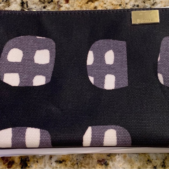 NWOT KESTREL/Anthropology cosmetic bag this is so pretty! Measures 8” x 5” x .5” - Picture 3 of 10